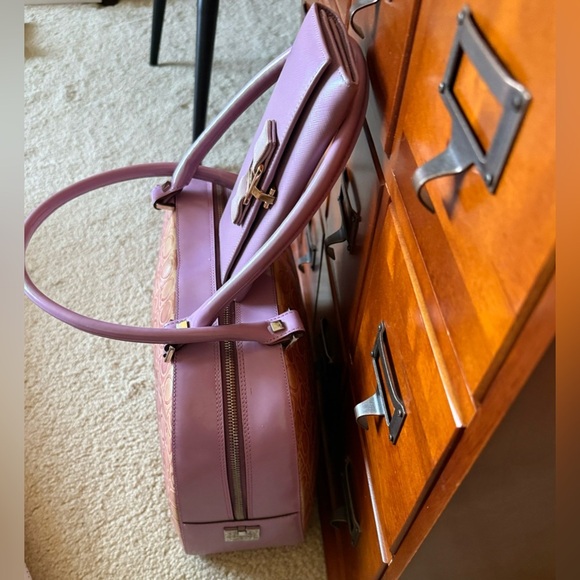 Authentic Salvador Ferragamo bowling bag and matching wallet. Awesome set - Picture 4 of 5